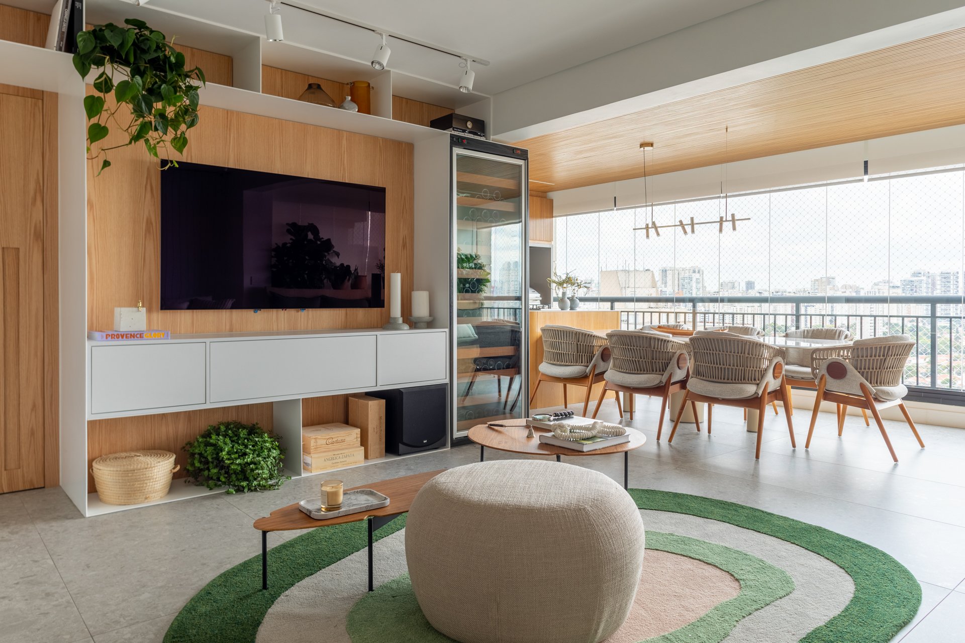 Projeto Vila Olímpia: sala integrada com marcenaria planejada